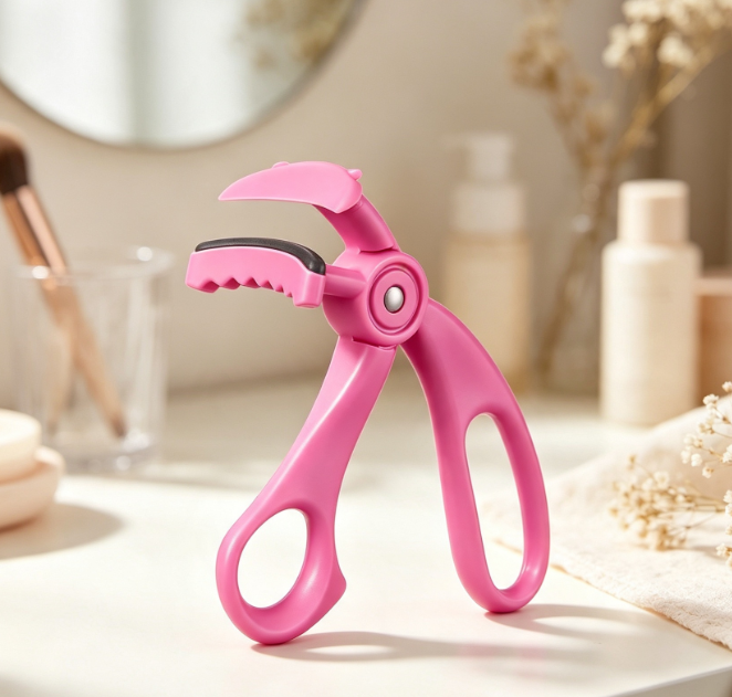 Wide-angle Eyelash Curler with Comb for Long-lasting Curl